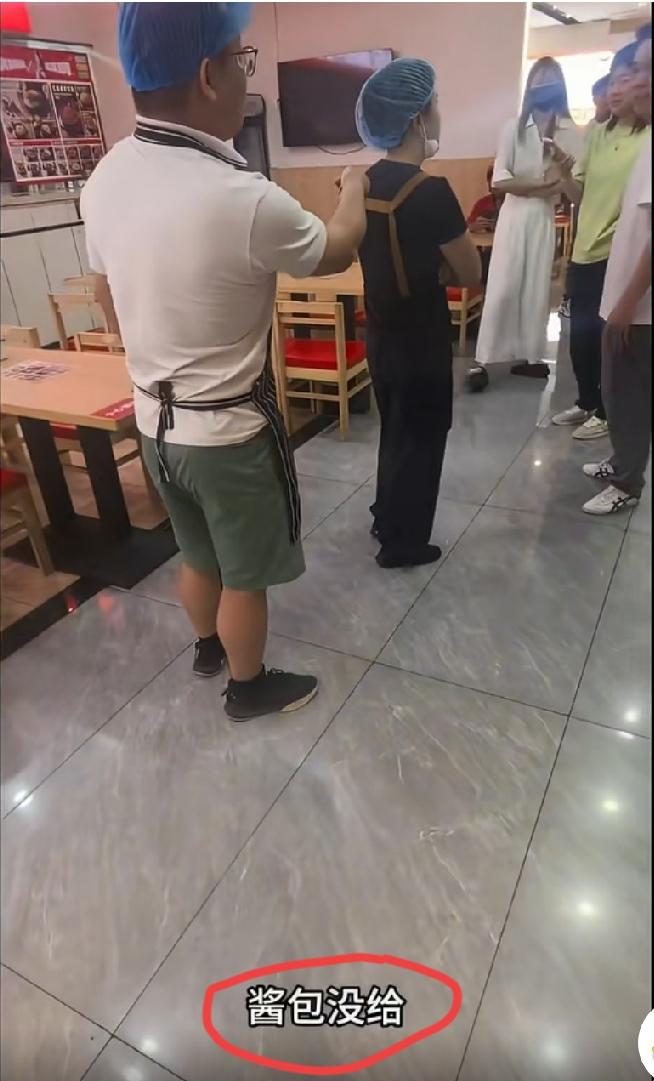 女子在外卖平台上点了一份10块钱的餐，因为商家疏忽，一个酱菜包没有装给她，她申请