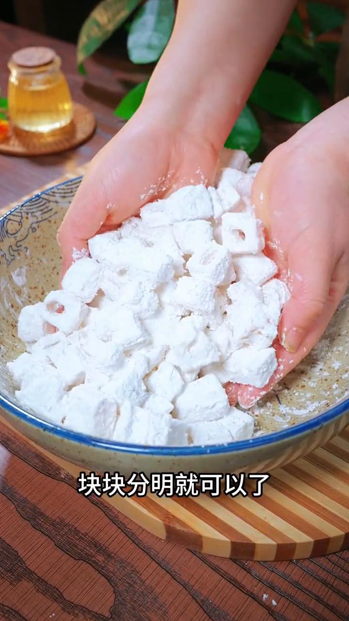 锅包莲藕。你做梦都想不到，把莲藕放到开水里烫一烫，出锅就是最近网上很火的莲藕新