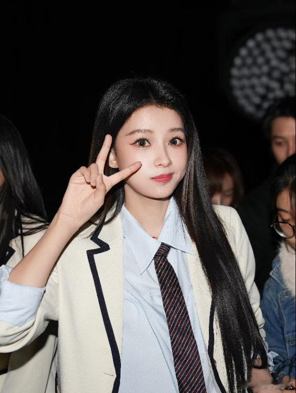 孙怡给谢娜吓出汗来了太喜欢孙怡这种直爽性格了，做客节目随性吐槽，把谢娜齐思钧说