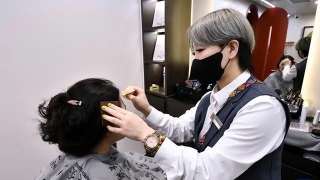 理发店开始倒闭潮!明明没有电商冲击,为何刚需行业也撑不住