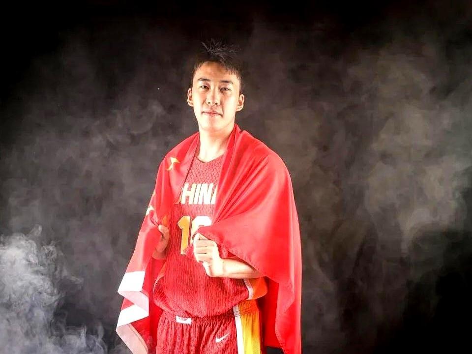 CBA签约消息：据知名篮球自媒体人导演我躺哪_basketball报道，我看着