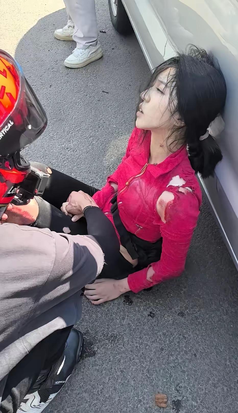 我还是那句话：骑车一定要注意安全。一定要戴头盔，一定不要超速，注意安全，安全第