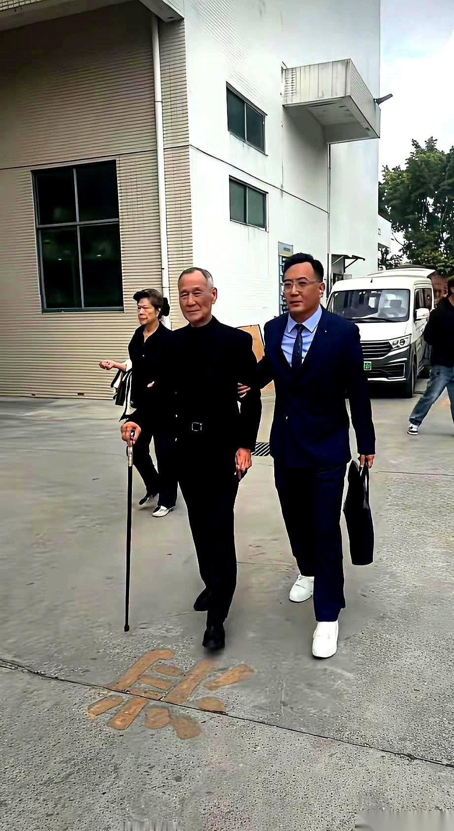 刚送走老朋友，前脚踏出追悼会，后脚就迈进了酒庄。这事儿，也就陈惠敏这种老江湖，