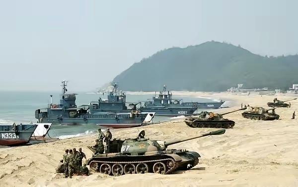 变废为宝，解放军这款老装备，要焕发全新战斗力！图为271型登陆艇，在我海军没