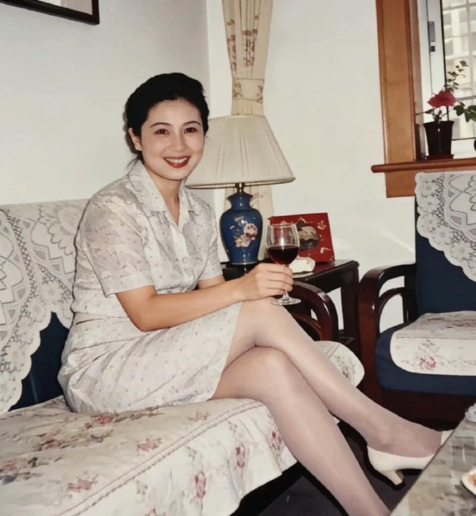 90年代初，在东北这是什么家庭？全套精致实木家具，在家喝红酒，穿搭体面，