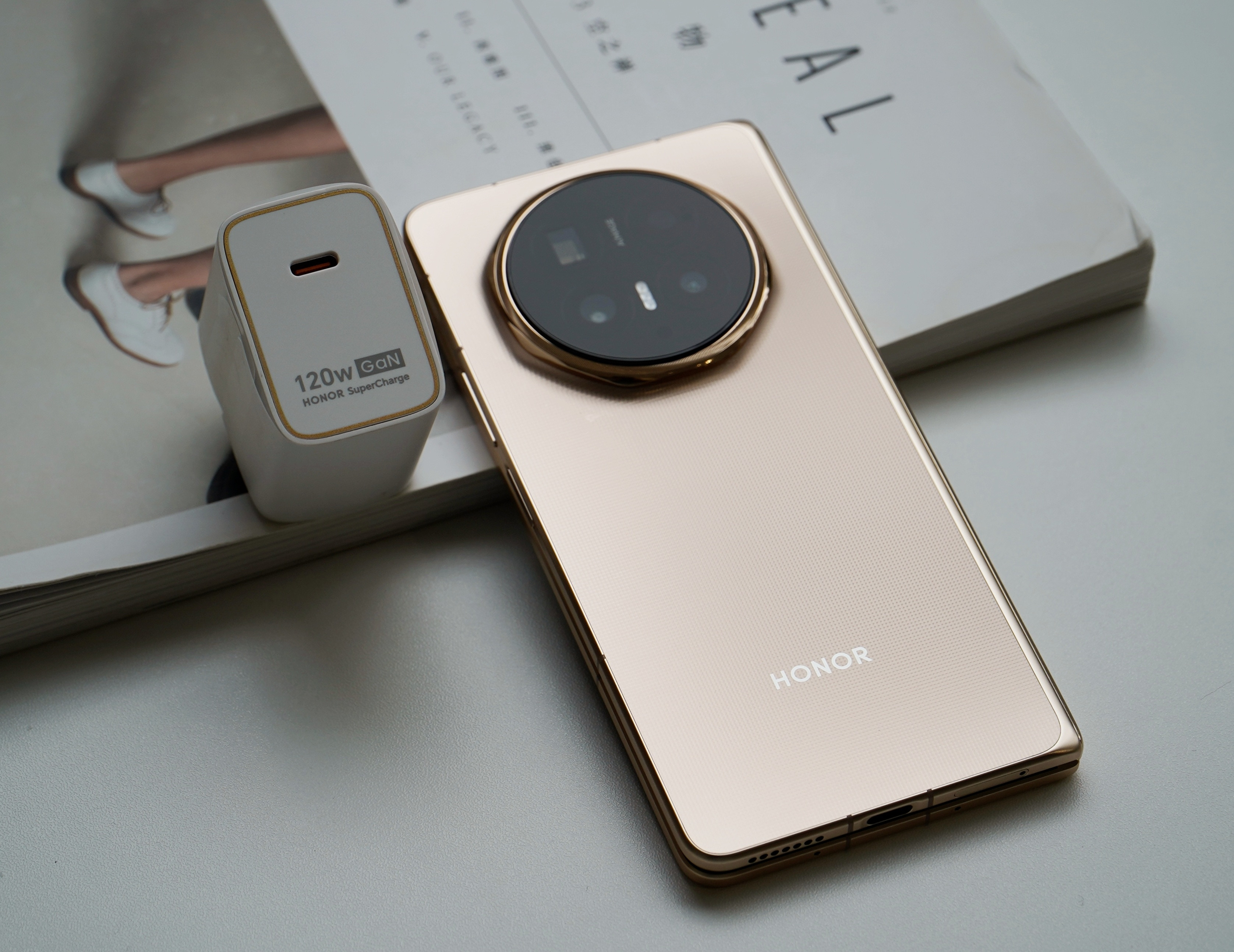 荣耀MagicV6盒子里送的这个120W氮化镓充电头和线有点意思。C口+双C线