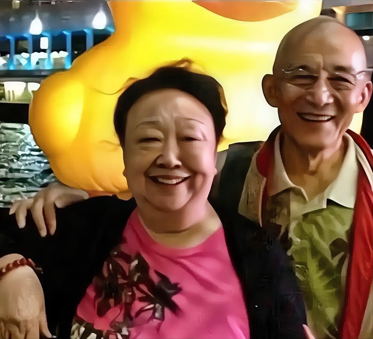 “济公”游本昌去世，最难过的就是老婆杨慧华了吧！两人通过朋友介绍相识，56年结婚，生下一儿一女，相伴