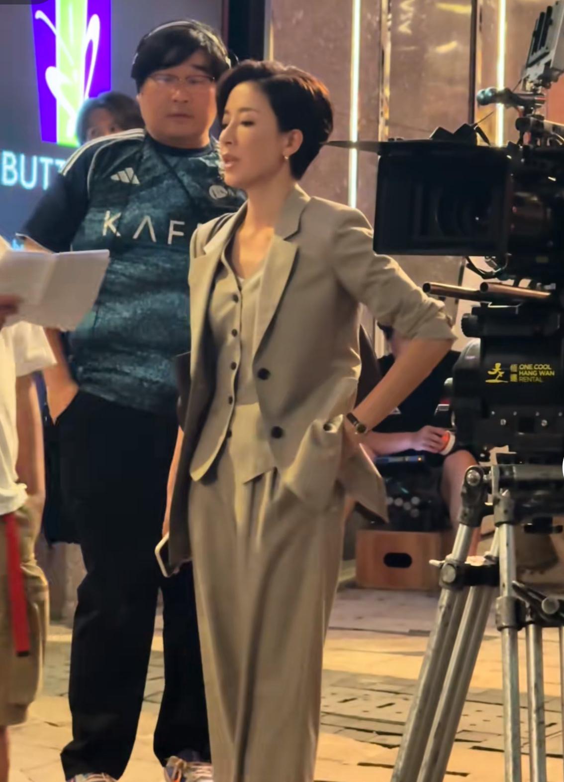 TVB杨茜尧和陈炜这状态绝了，一身职业装，干练，大气，走路带风。两位大女主的对手
