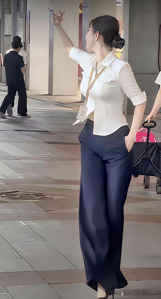 这女的在指挥什么啊？