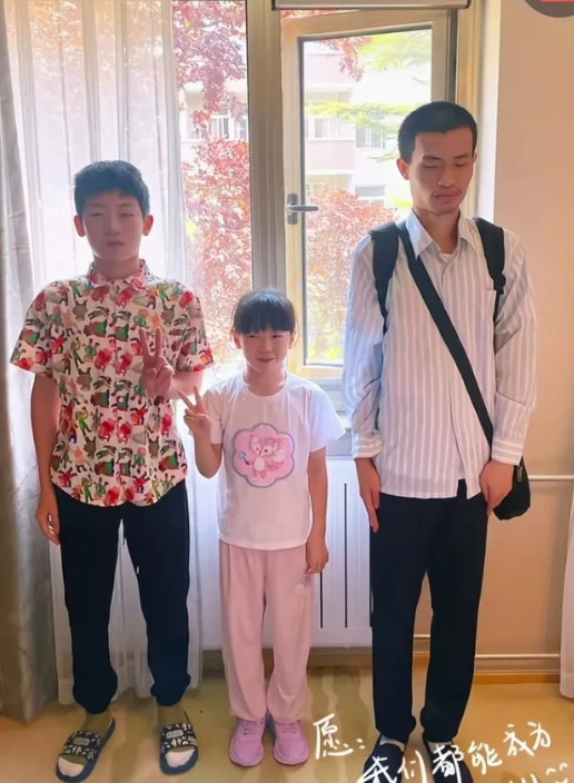 韦神绝对是社恐。在亲戚家拍照，他也不敢看镜头，低着头或者头撇向一边。就是看镜