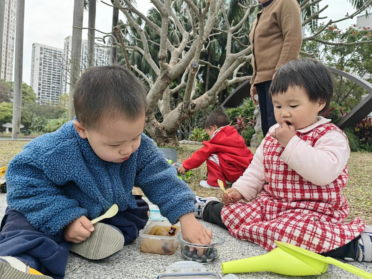 小朋友喜欢抢别人的东西还不放手，该怎么办呢？晒图笔记大赛今日深圳的气温略低，