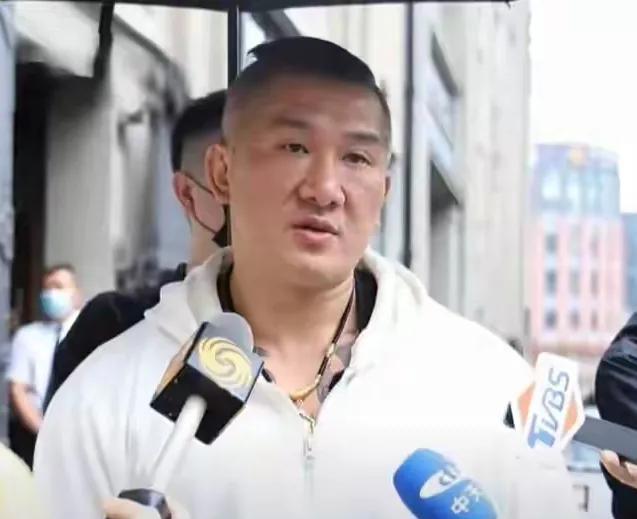 他很想参观阅兵的，不过目前还没有准信，这种事不是你想参观就能参观的，想来的人太多