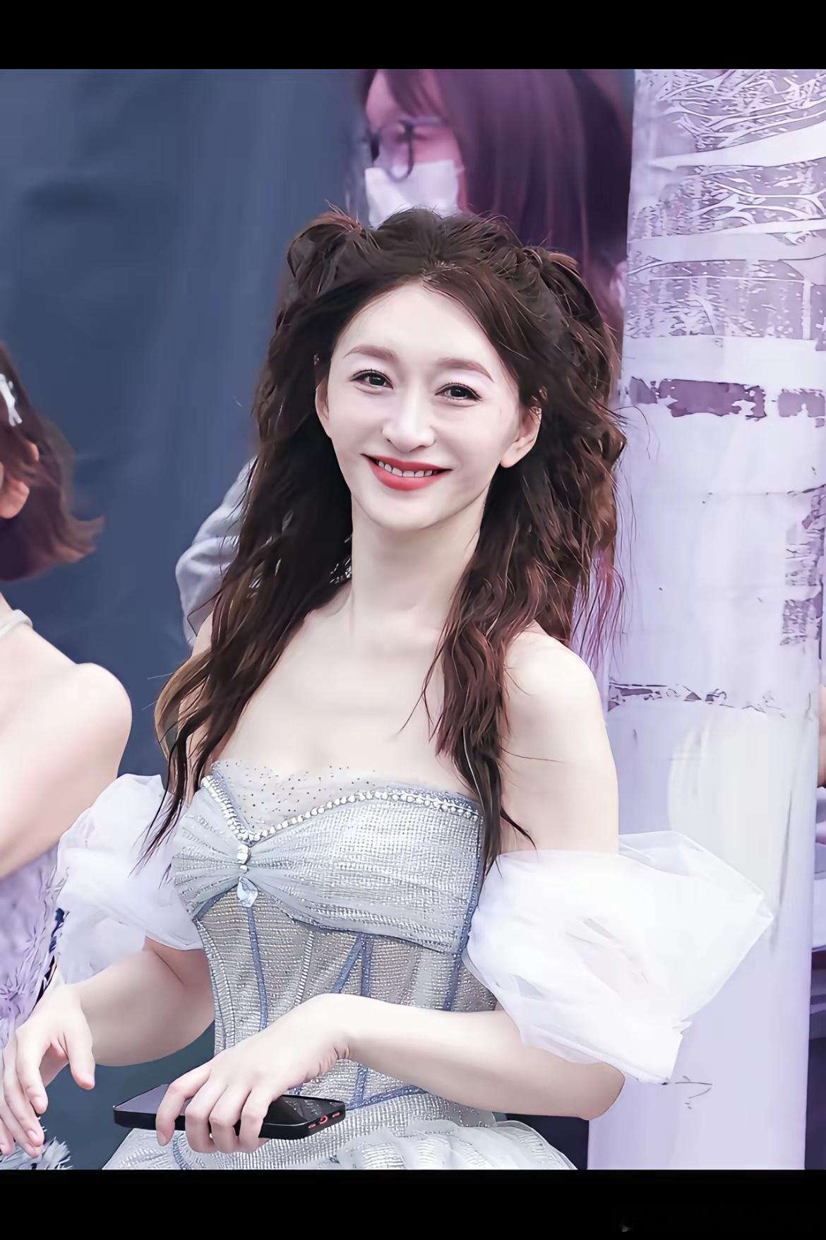 一边是53岁的李小冉，一边是39岁的杨幂，在少女感方面，竟然是李小冉赢了。看来并