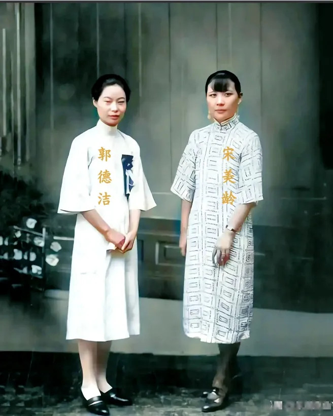 这是1931年桂林留影，宋美龄赴当地为李宗仁母亲祝寿，与李宗仁夫人郭德洁合影。仔