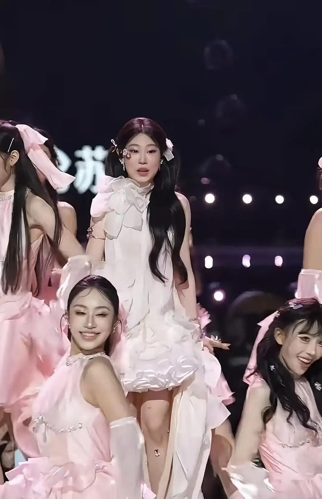 沈佳润才16岁，一段跳舞视频被全网追着骂。画面里她穿亮色裙子站在C位，旁边伴舞