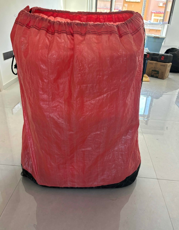 昨天搬家，搬家公司派来两个人，当中有个21岁的小伙子，他干了2个多小时，从一楼到