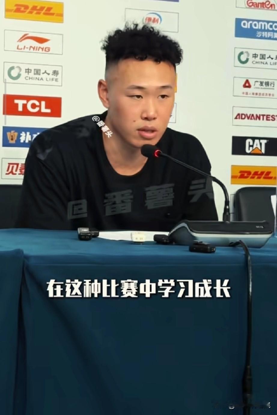 贺希宁赛后发言很真实，但是确实还需要学习！贺希宁对阵广厦这两场比赛被限制的很