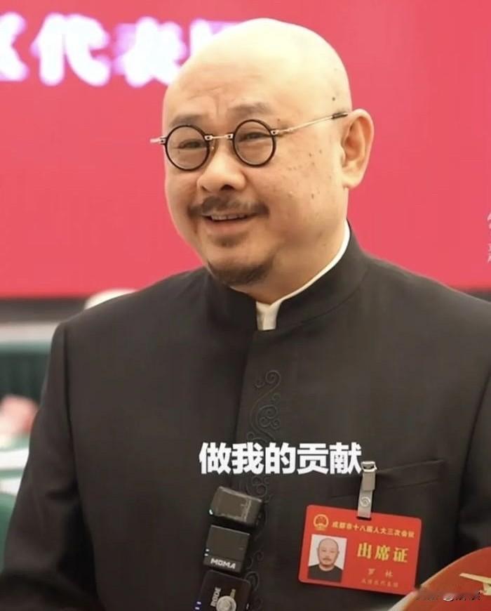 刀郎赴两会“春熙路的霓虹该配上蜀绣的针脚，玉林路的民谣要裹着川剧的唱腔。”2