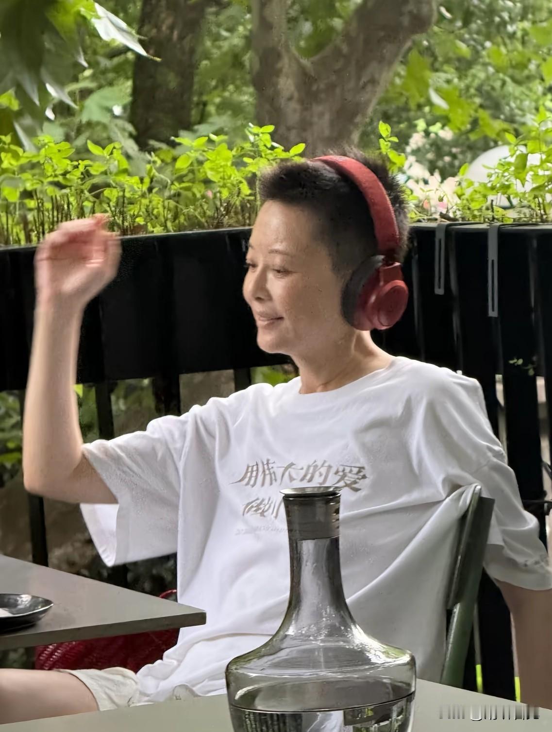 日前有网友在上海某医院偶遇袁立！坐在轮椅上被丈夫推着手里拿着几张单子，最明显的
