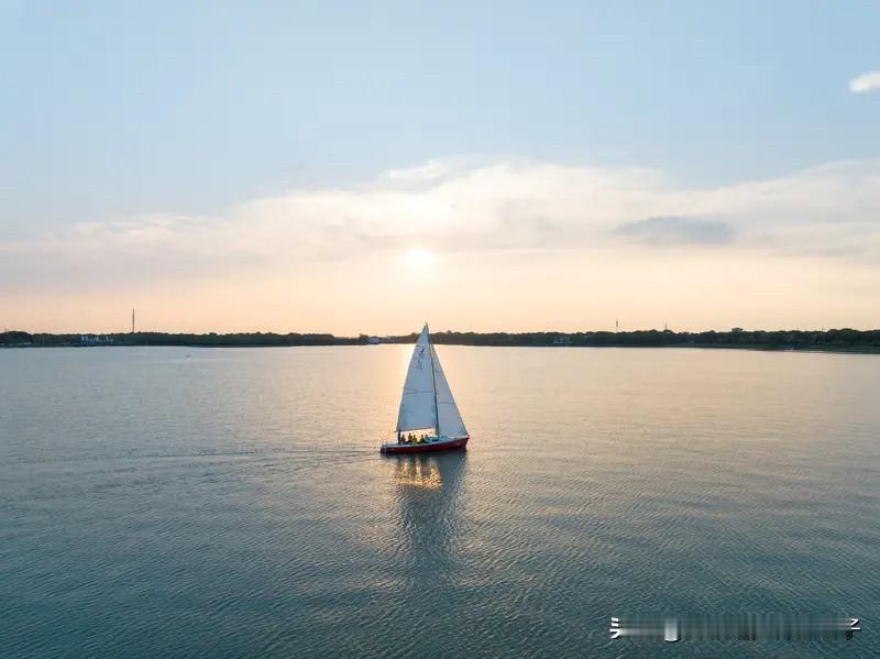 看到“扬帆不惧千重浪”这个上联，瞬间就被其中的豪情感染。这句上联用夸张手法，把扬
