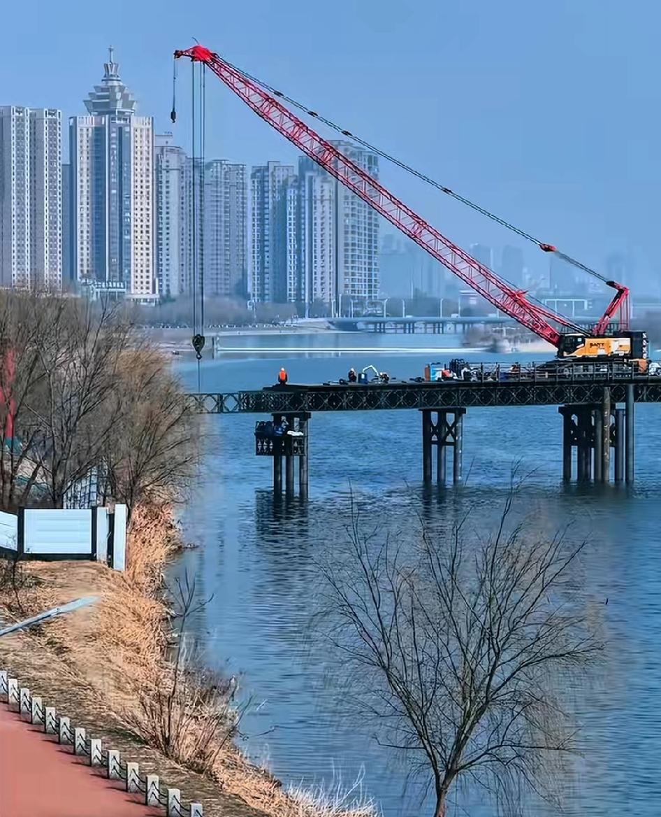 这是咸阳市彩虹一路跨渭河大桥的施工现场，目前主体施工正在紧张有序进行。彩虹一路渭