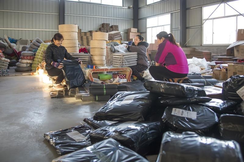 双“十二”再度开战。电商其实寥寥无几，小主播们纷纷撤场。有人分析，如今退货率