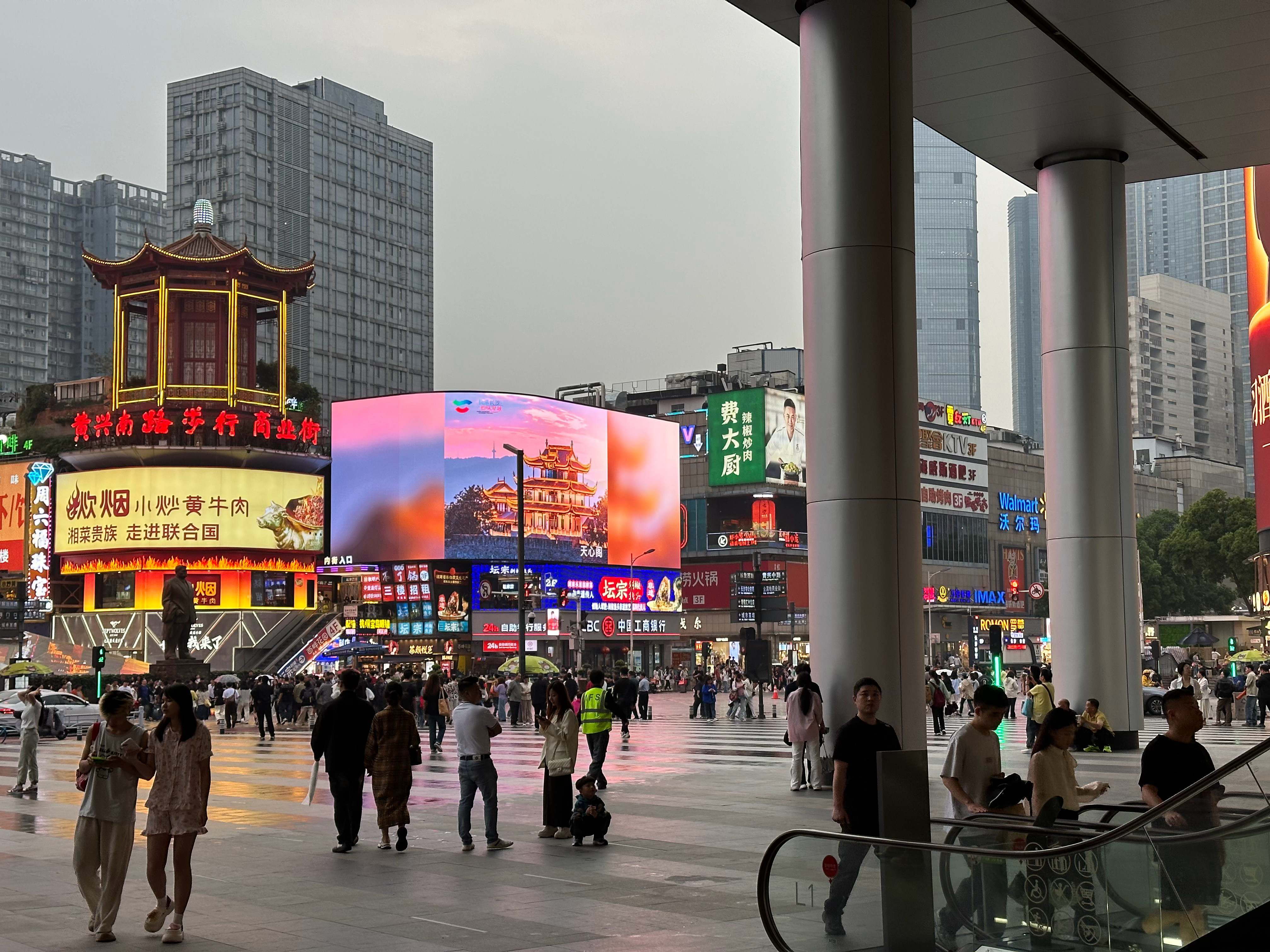 五一广场到底赢二七广场赢在了哪？说不上来，但确实比二七强​​​