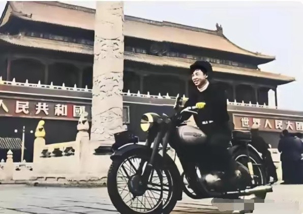 这才是真实的年轻雷锋，大家都好好的瞧瞧吧！这并非演戏，也并非影视剧中的演员所扮演