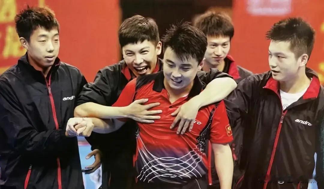 这抓拍的照片太生动了：五位男乒运动员表情生动，神态喜悦，动作自然。看到此图片，