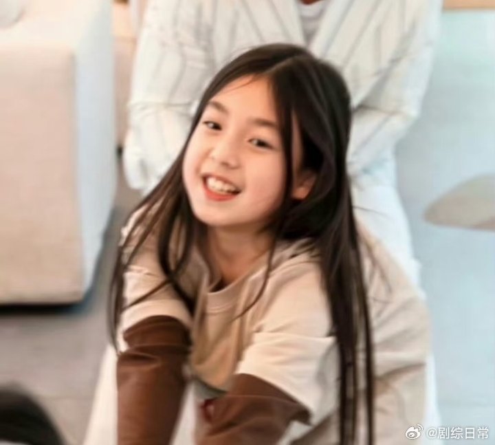 小泡芙颜值谁的DNA狠狠动了！当年《爸爸去哪儿》的小泡芙，真的是从小美到大的甜妹