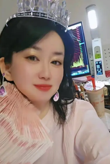 上海鼻涕姐每天自我感觉特别好，她每一个视频都是自信满满的。看了她的社交账号，发现