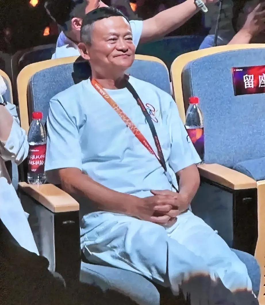 看来马云才是大聪明，这状态比刘强东好太多了！马云现在整体松弛，脸上有肉，自信
