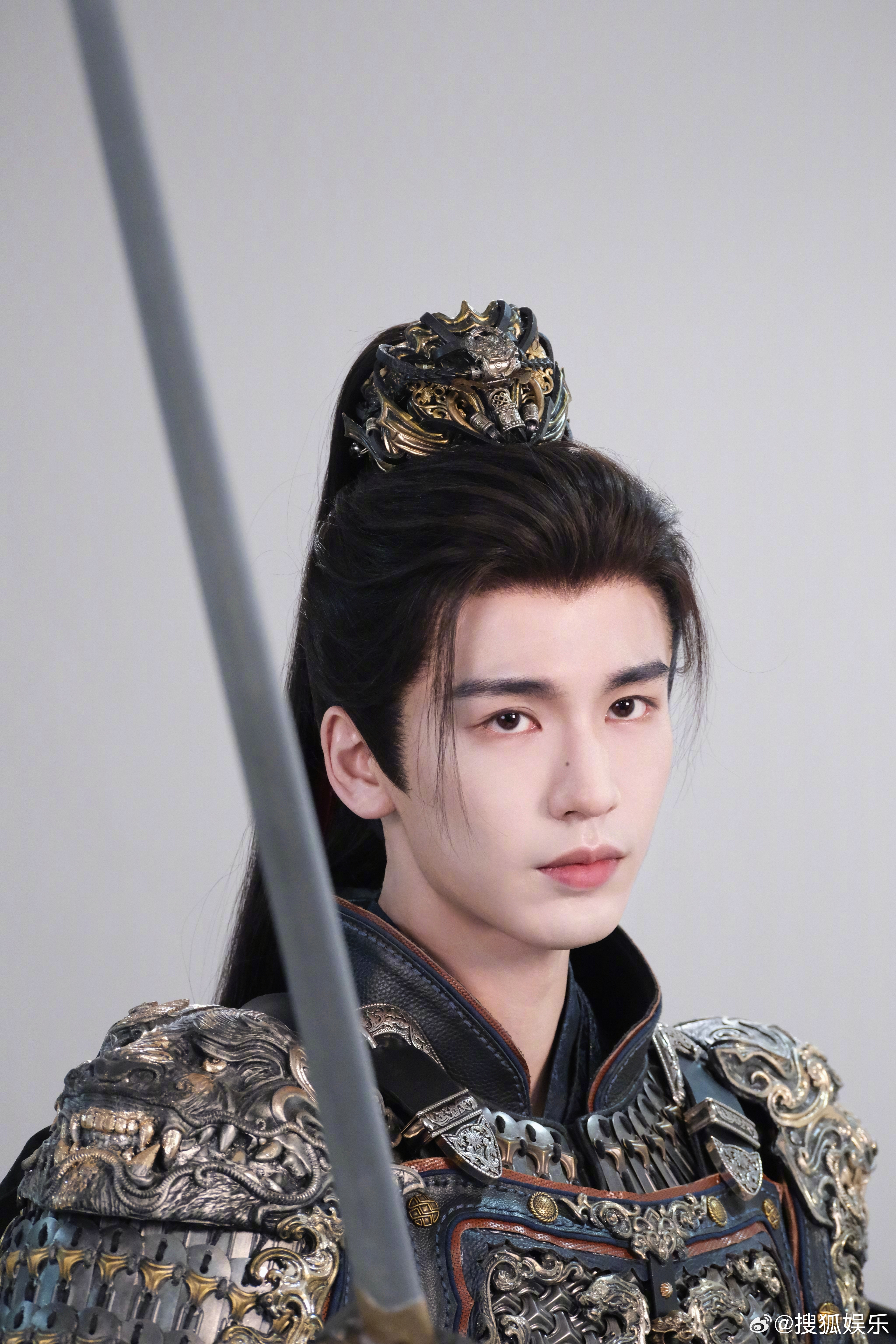 最喜欢的谢征盔甲造型定妆侧拍释出，丰神俊朗的少年将军实在是帅得太超过！再等两天就