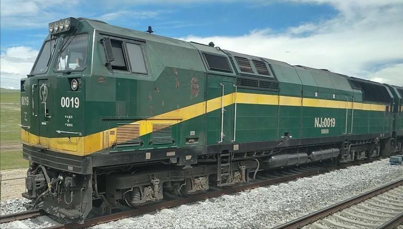 青藏铁路一到格尔木，为什么必须要更换美国车头？原因很简单，国产车头爬不上去，甚至