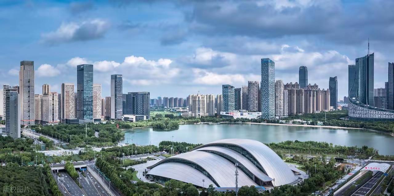郑州比合肥大很多，但未来合肥更强，下面三个是全国顶尖的都在合肥，郑州没有，1，