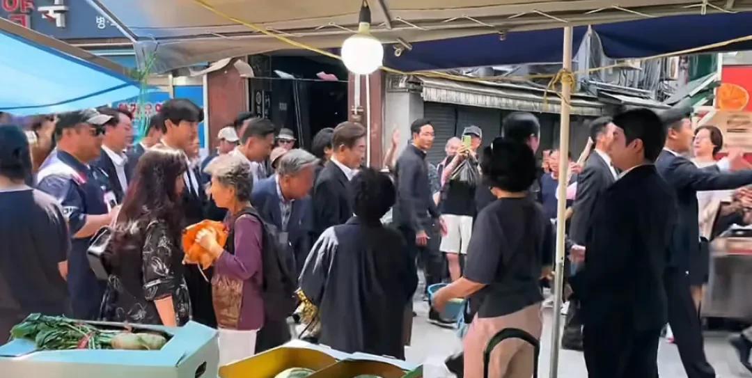 今天上午李在明不打招呼去了东作区南圣寺市场买菜，水果，面包。当地的领导知道后迅速