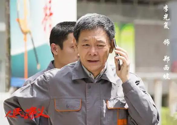 深度解读《人民的名义》郑西坡被拘一幕。寻常百姓骤然被强行带上警车，多半都会惊慌