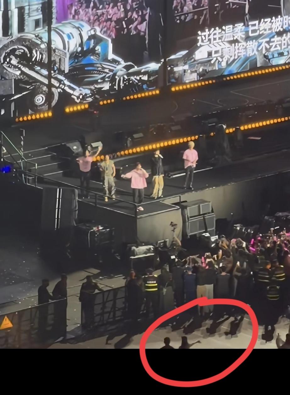 昆凌提前退场，周杰伦在台上连着向她招手两次说再见!4月4日，周杰伦杭州演唱会