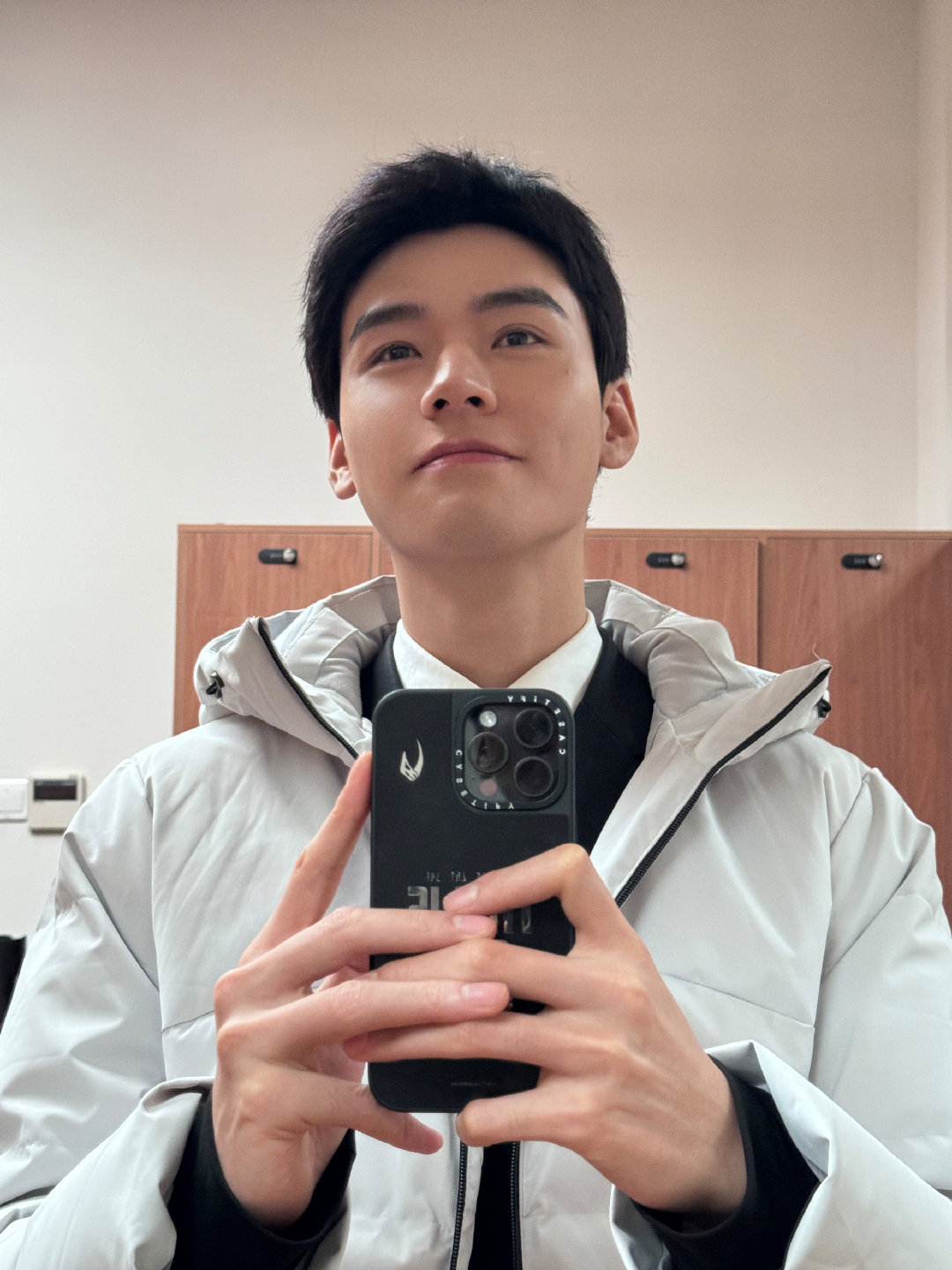 龚俊谢秩照镜秩龚俊沈谢秩对镜自拍龚俊来分享沈谢秩的照镜自拍了！小沈法官好帅~还