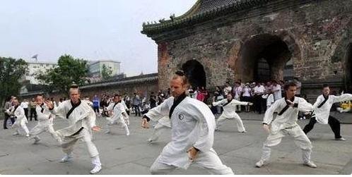越来越多外国人进武当山学武，原本是一件让人骄傲的事，也有人担心，辛辛苦苦传出去的