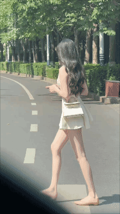 花开得正艳，如果我不去欣赏倒显得我不解风情了！[捂脸哭]