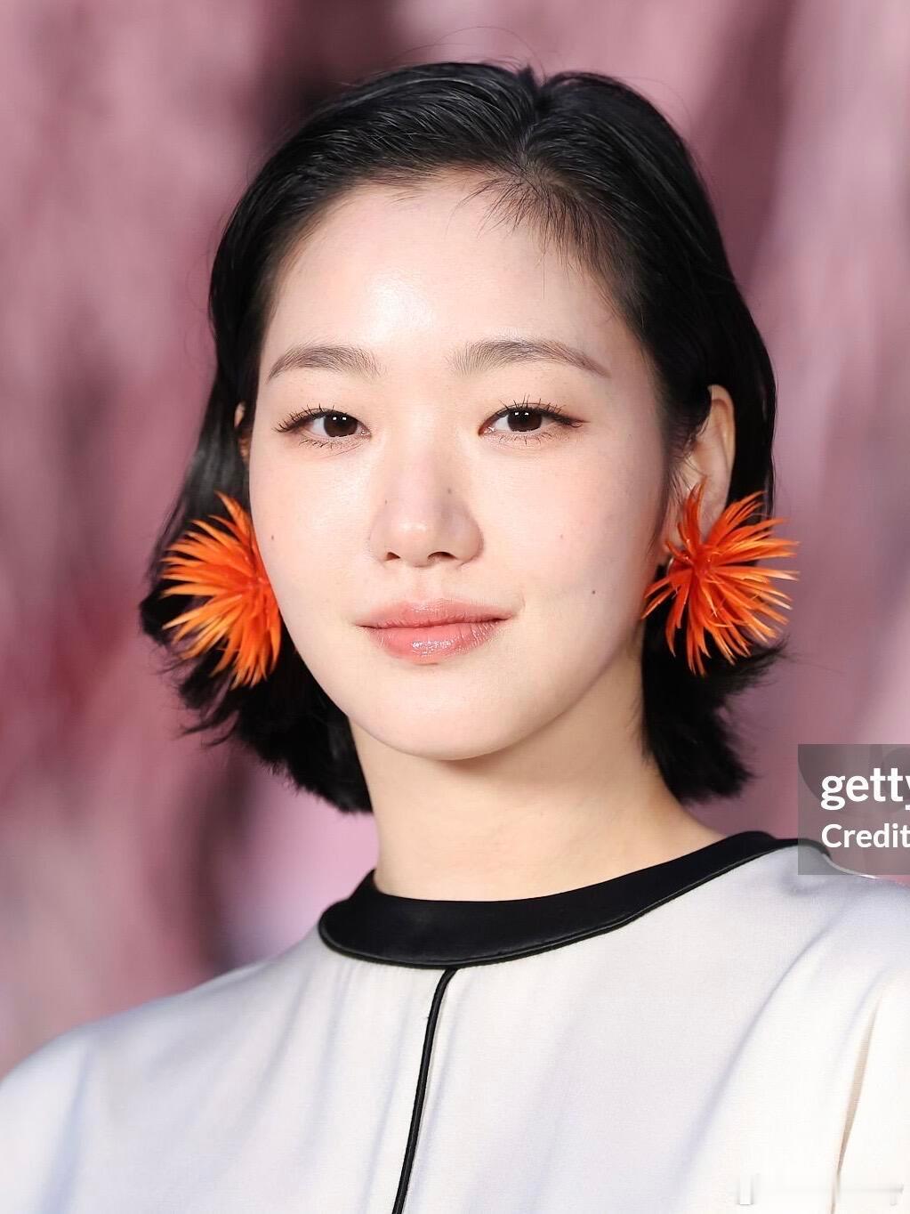 金高银看秀！好美的鬼怪新娘金高银亮相巴黎时装周CHANEL26春夏高定大秀。两