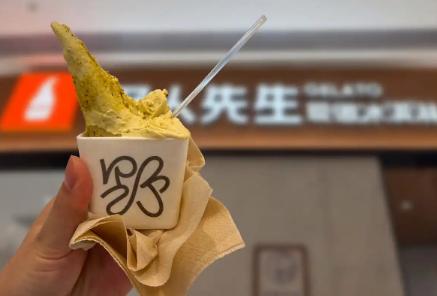把价格打下来了。罗永浩一句“难吃”，把野人先生创始人年初的豪言弄上了热搜。