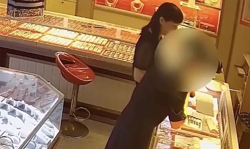 浙江温州，一女子走进金店，转了一圈立马下单，要花30万买300克黄金，还立马付了