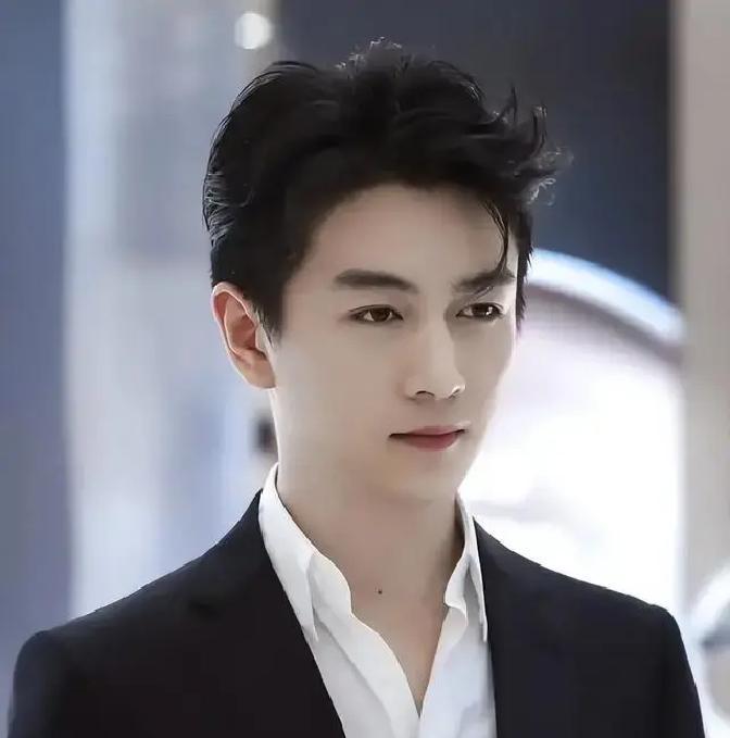 最近这部《狙击蝴蝶》火得不行，42岁的陈妍希和23岁的小鲜肉周柯宇演一对，年龄差