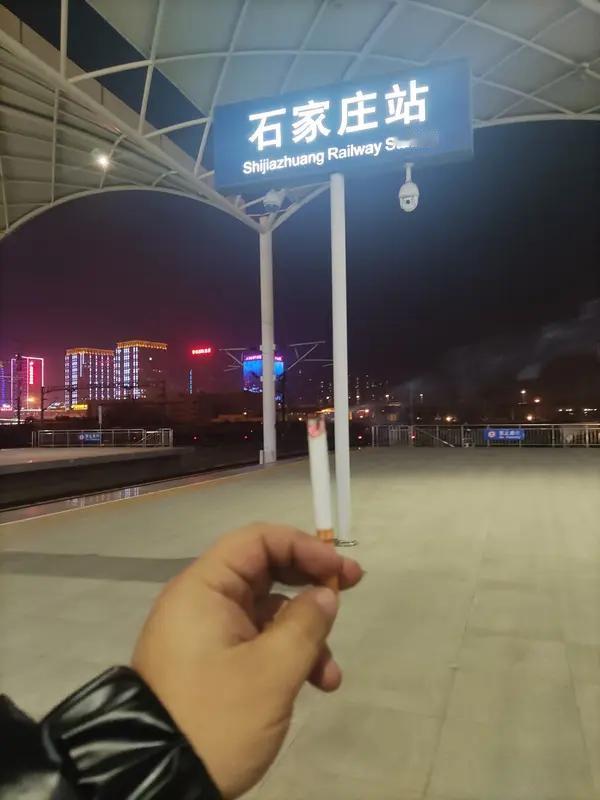 我坚决支持禁止高铁站台吸烟。就像很多网友说的，相比泡面味，站台二手烟更让人难以忍