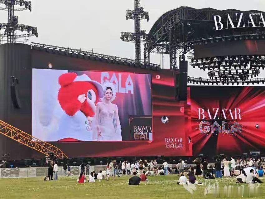 王嘉尔、刘昊然、古力娜扎、戚薇、欧阳娜娜……30余位顶流艺人亮相武汉2026芭莎
