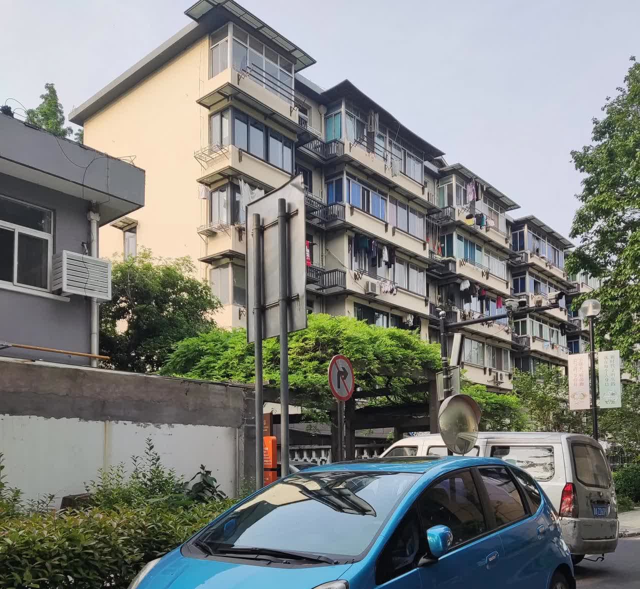 撞见一辆停着的飞度，这是一代还是二代啊？不管一代还是二代，都有10多20年了