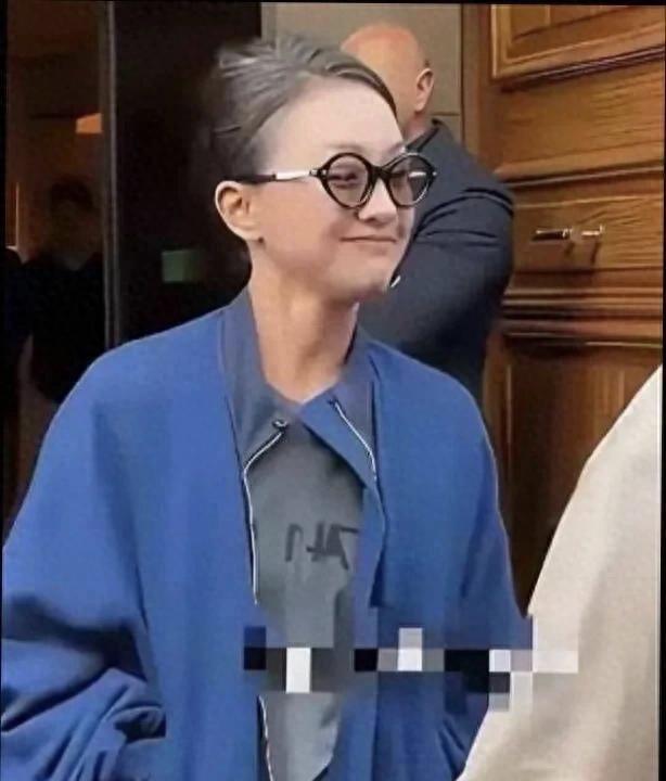 曾经的女神，如今也是长满了白发的普通中年大妈，她很低调，不美颜，不开滤镜，看到这