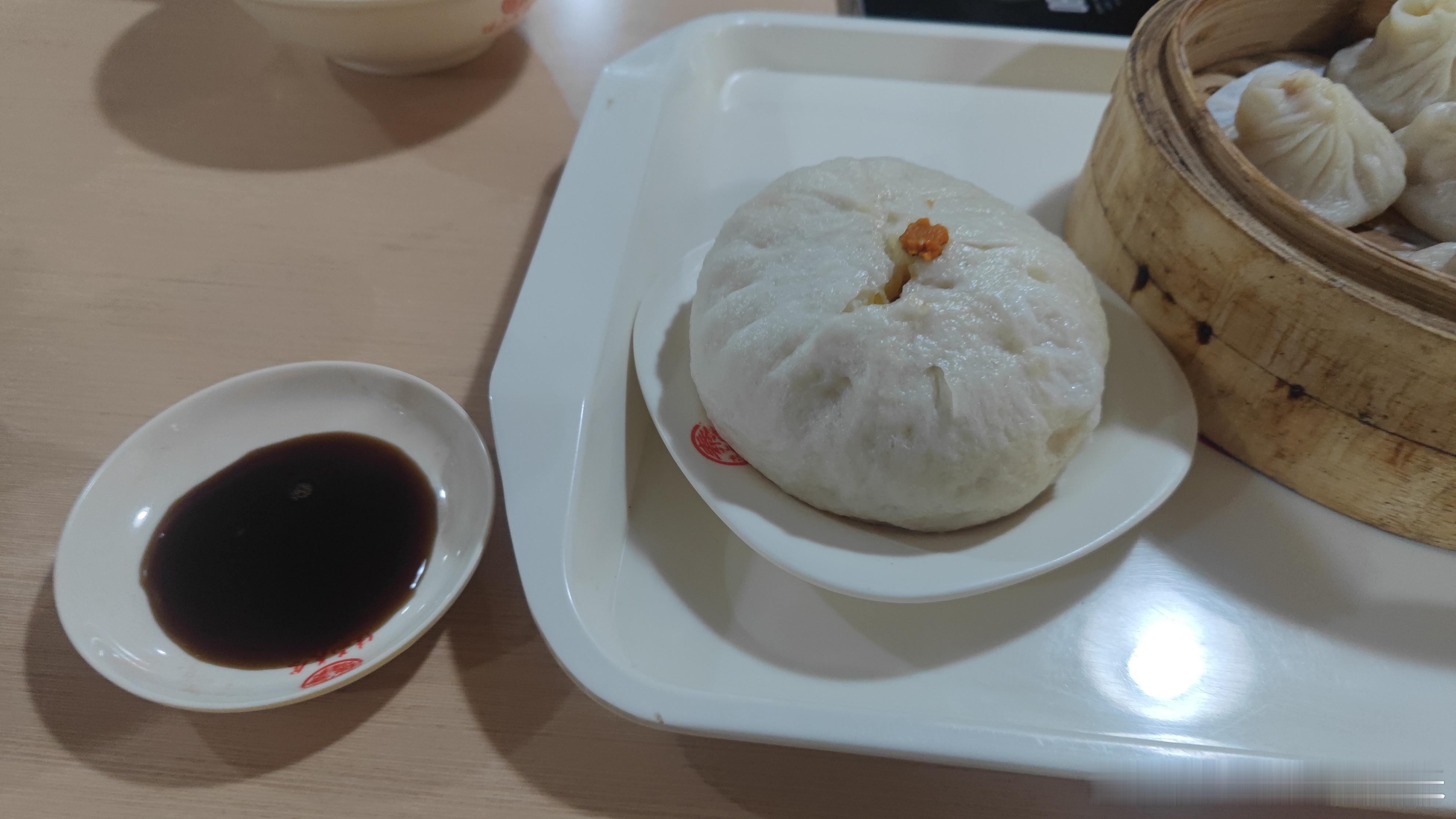 谁懂大早上炫这个蟹黄包的含金量，纯咸口的yyds，真的吃不惯甜口的。还有顶级美女